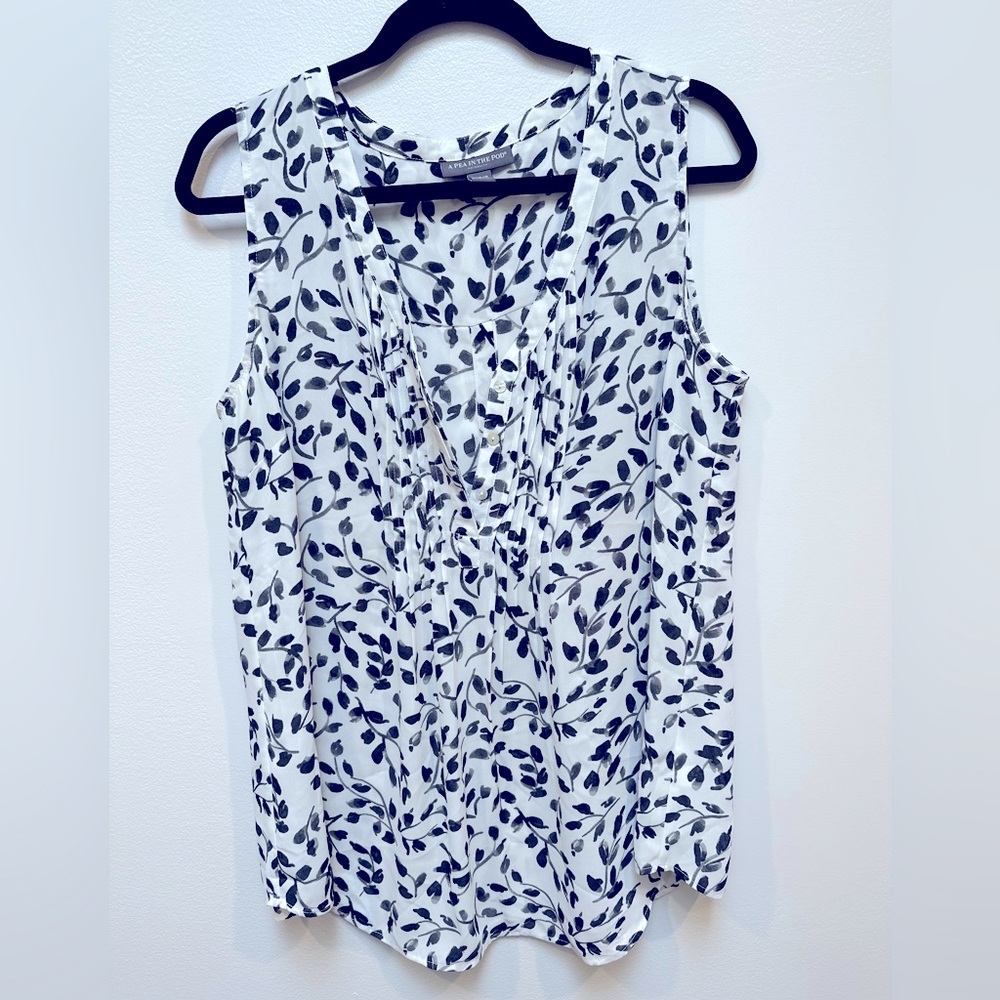 A Pea in the Pod - Sleeveless Black & White Floral Blouse - Size Large
